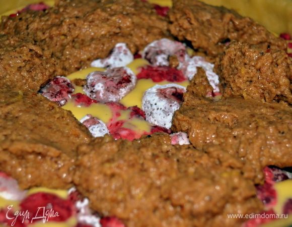 Сверху выкладываем орехово-бисквитный слой.