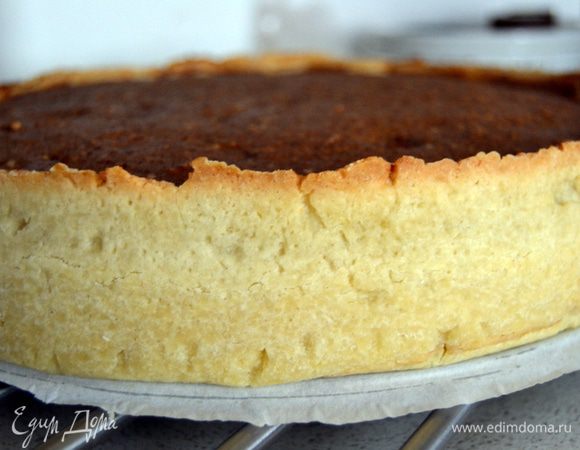 Готовый пирог остужаем на решетке.