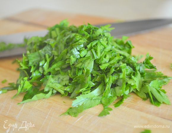 Зелень мелко нарубить