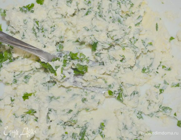 Добавить к ней зелень и выдавить чеснок, все размять вместе. 