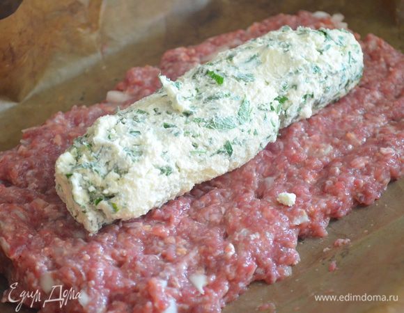 из феты формируем колбаску и выкладываем ее по центру рулета. При этом оставляем свободный края 2-3 см. 