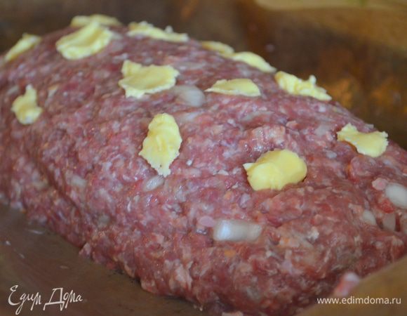 Сверху раскладываем кусочки сливочного масла и отправляем в духовку, разогретую до 200 гр на 1 час 20 минут. Подавать чуть остывшим - так он будет лучше резаться и все вкусы будут более отчетливо ощущаться) 