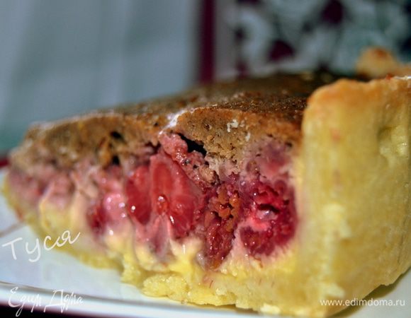 А вот уже остывший пирог, крем не вытекает, и можно уже нарезать на аккуратные кусочки, хотя крема осталось меньше, чем было задумано. Ведь он частично вытек, после моего нетерпеливого нападения на еще теплый пирог.