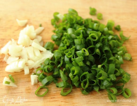 Сначала приготовим заправку для фунчозы... Зеленый лук и чеснок мелко нарубить...
