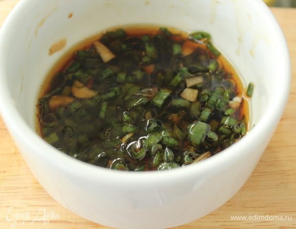 Смешать в чашке лук, чеснок, масло, соевый соус, имбирь и сахар. Хорошо перемешать.
