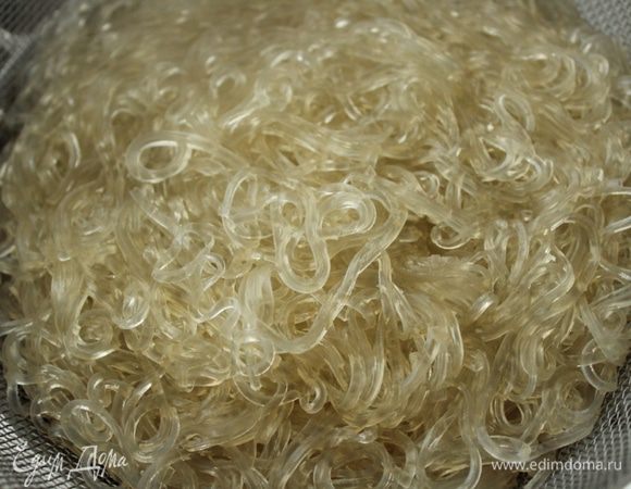 Фунчозу отварить по инструкции, слить воду и промыть холодной водой.