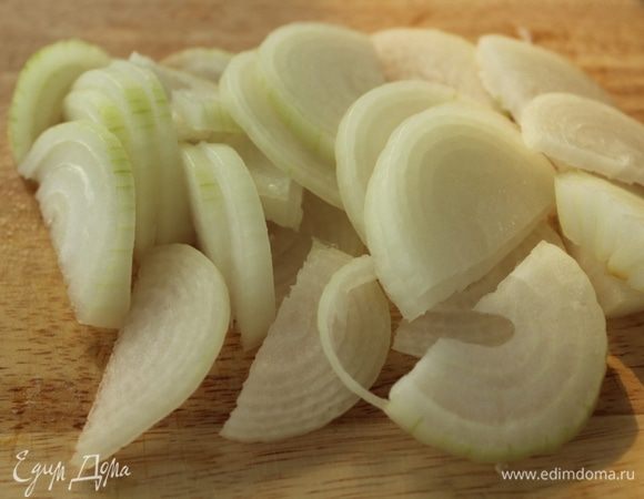 Лук нарезать полукольцами...