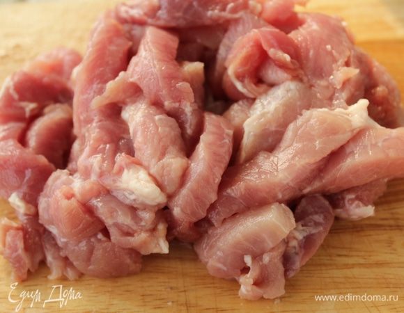 Свинину - брусочками (поперек волокон)