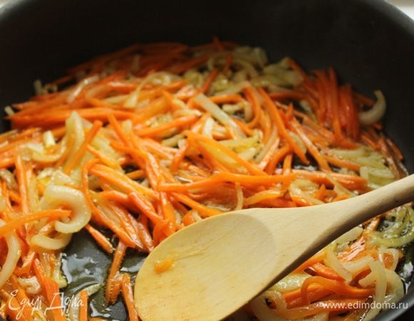 На оливковом масле обжарить лук и морковь до золотистого цвета.