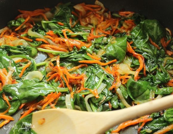 Обжарить все вместе в течение 1 минуты.