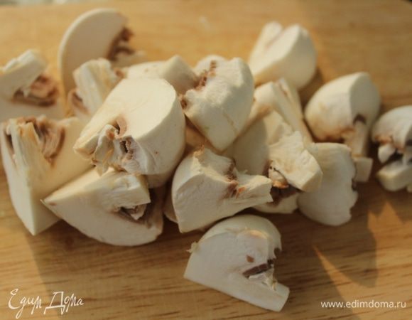 Шампиньоны почистить и нарезать ломтиками или сегментами.