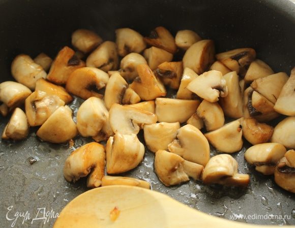 Обжарить слегка на оливковом масле.