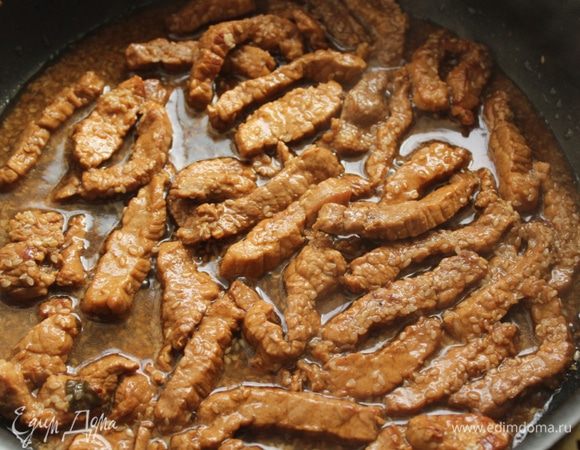 Накрыть сковороду крышкой и потушить мясо на минимальном огне 10-15 минут.