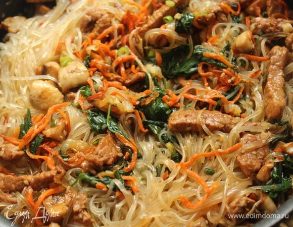 Соединить вместе мясо, грибы, овощи и фунчозу, перемешать  и хорошо прогреть под крышкой.