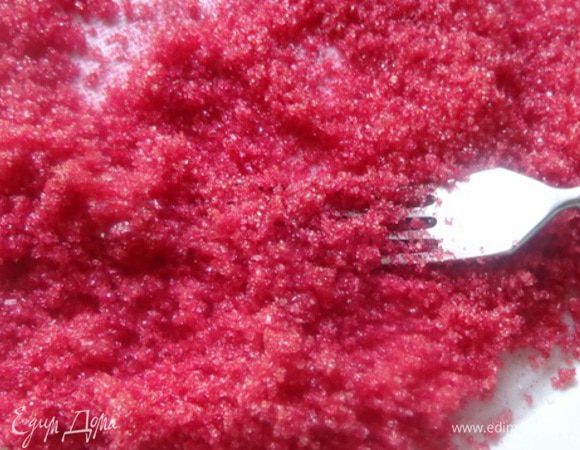 Загодя сделать сахарные посыпки. Можно добавить в сахар немного красителей, а можно сок овощей (свеклы и морковки). Тщательно перемешать и оставить сушиться, периодически помешивая, чтобы не взялось комком.