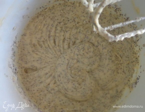 Сделать бисквит 1: взбить масло с сахаром и ванильным сахаром, по одному добавить 3 яйца, затем муку, соду с уксусом и полстакана тертого миндаля. Получится довольно густое тесто. Выпекать в маленьких формочках Д-15 см. при 180 градусах минут 25-30. Остудить. Разрезать на 3 коржа. Сразу хочу сказать, что на бисквитах появится "шапочка". Она очень пригодится для крыши домика, поэтому выбирайте, на каком из бисквитов она получится красивее, а какую не жалко будет просто срезать, подровняв корж!
Все те же действия проделать для бисквита 2, только добавить в него мак. Тоже остудить и разрезать на 3 части