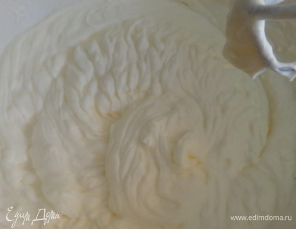 Сделать крем 1: сливки взбить в крепкую пену с сахарной пудрой и маскарпоне. Пока остывают коржи, поставить крем в холодильник.