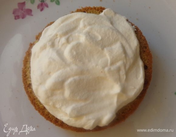 Собираем основу домика без крыши: чередуем маковые и миндальные коржи, перемазывая их сливочным кремом. Сразу же поставить в холодильник, чтобы крем схватился, потому что дальше предстоит сложная операция по обрезке основы и придания ей формы ножки гриба. Здесь мне было не до фотосессий, потому что крем таял очень быстро и двух рук мне явно не хватало. (Обрезков получилось довольно много, но сын был этому очень рад и к концу изготовления торта их почти не осталось. Прикончил их муж, прийдя с работы.) После обрезки заготовку опять поставить в холодильник.