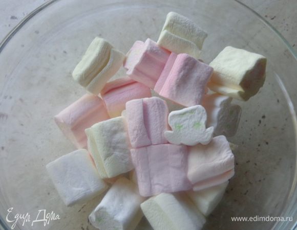 Тем временем займемся мастикой. Маршмеллоу растопить в микроволновке (еще одно новшество для меня), смешать с пудрой, хорошенько замесить и разделить на 4 части. В одну часть добавить шоколад, а в другие - желтый, зеленый и красный красители. На этом этапе мне очень помог рецепт от моего кулинарного гуру ОКСАНКИ - см. http://www.edimdoma.ru/retsepty/26946-tri-mastiki-na-marshmelou-shokolade-i-zhelatine.