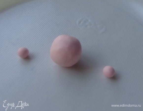 Этот вариант лепки я подсмотрела в интернете. Происходит весь процесс так: заготовки для головы и ушек