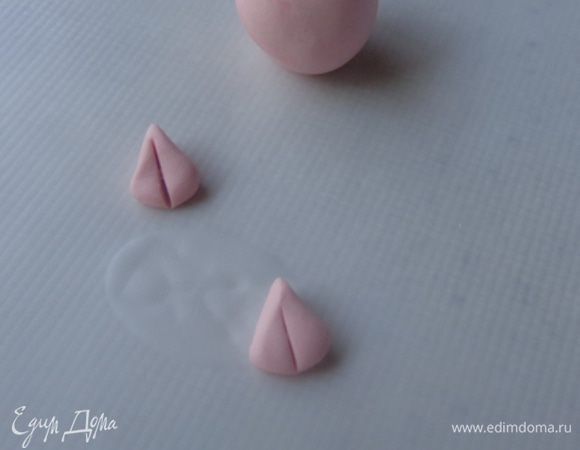 Ушки делаем треугольными и надрезаем тупым ножом