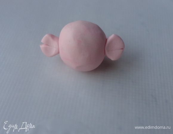 Прикрепляем ушки к голове