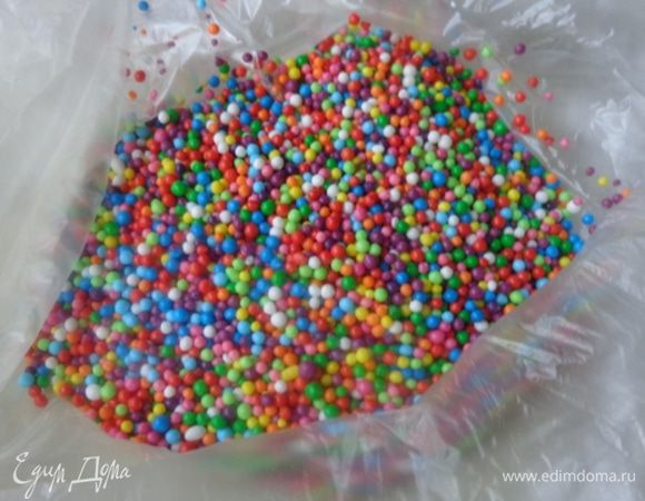 От пасхи у меня осталась такая посыпка. Из нее делать мелкие детали гораздо легче, чем их лепить и приклеивать.