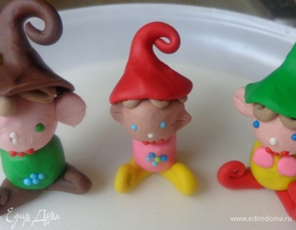 Вот что может получиться в итоге. Признаюсь сразу, что задумка была сделать 7 гномиков, но оказалось, что это слишком трудоемкий процесс. А еще во время приготовления пострадал один гномик- я его уронила и он безвозвратно испортился... И, конечно, все время боялась, от жары растают и двое оставшихся в живых...
