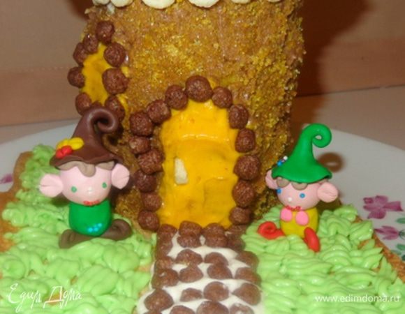 Выкладываем дорожку, ведущую к домику, делаем с помощью специальной насадки травку вокруг него, усаживаем наших гномиков. И с облегчением вздыхаем. Естественно, ставим эту красоту в холодильник, а потом удивляем родных и близких! Приятного аппетита! И УДАЧИ всем, кто решится это повторить!