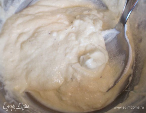 Рикотту размять вилкой, добавить яйца, пармезан, измельчённый базилик, соль, перец, хорошо перемешать.