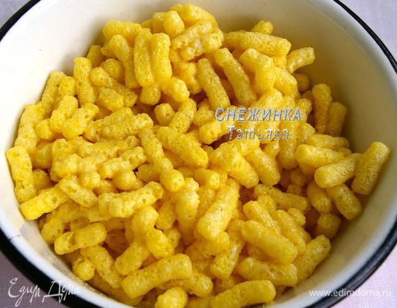 Кукурузные палочки выкладываем в большую миску. Молоко нагреваем, чтобы оно стало горячим и заливаем палочки. Оставляем на 15-20 минут, периодически помешивая, чтобы все палочки оказались в молоке.