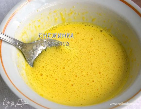 У яиц отделяем белки от желтков. Желтки взбиваем с сахаром в пышную пену. Добавляем к палочкам и хорошенько вымешиваем.