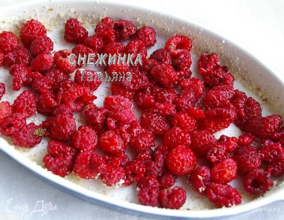 Форму для выпечки смазываем сливочным маслом, присыпаем панировочными сухарями. На дно распределяем малину. 