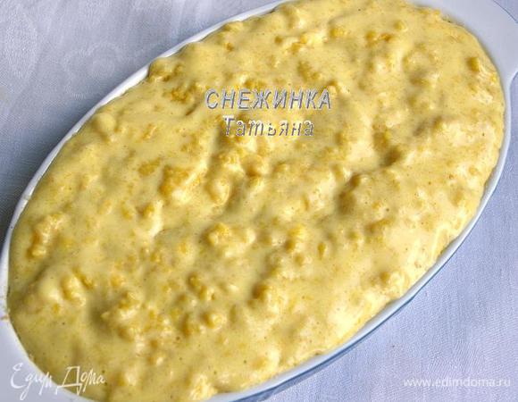 Сверху распределяем получившееся «тесто». 