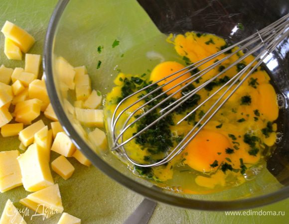 Сыр Скаморца нарезать кубиками. В большой миске размешать венчиком яйца, добавить к ним тертый твердый сыр, кубики сыра скаморца (или моцареллы), и рубленный базилик. Соль, перец по вкусу.  