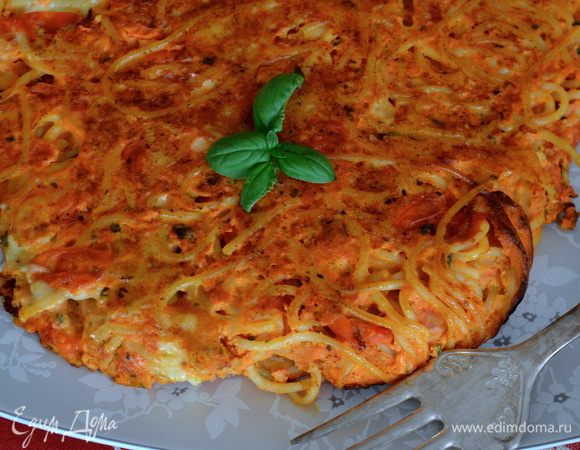 Добавить полученную яичную смесь к остывшим спагетти. Перемешать. В широкой сковороде разогреть оливковое масло. Выложить на сковороду спагетти с яйцом и обжаривать до формирования корочки. Сковороду чуть-чуть пару раз встряхнуть, чтобы фриттата не пристала к сковороде. Как только образуется корочка... Осторожно перевернуть фриттату и обжарить таким же образом и с другой стороны. В данном случае, чтобы осторожно целиком перевернуть нашу фриттату, накройте сковороду подходящей по размеру крышкой и, плотно прижимая ее к сковороде, переверните ее, так, чтобы фриттата оказалась на крышке. Сковороду поставить опять на огонь и, позволяя фриттате сползти с крышки, вернуть ее обжариваться, на этот раз уже с другой стороны! Сразу же подавать!
P.S. Прошу прощения, но эти манипуляции с фриттатой у меня не получилось заснять... ))) Но, как способ перевернуть, не повредив фриттату, подойдет... Хотя, может быть вы сможете сделать это и на свой манер.   