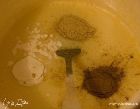 Смешиваем яйцо, сахар, растопленное масло.
Добавляем разрыхлитель, имбирь, корицу.
