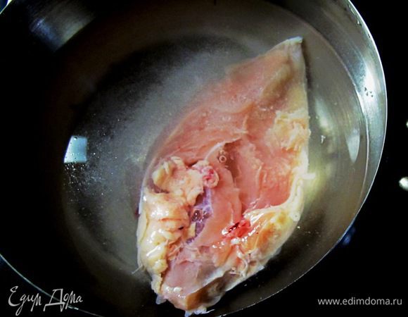 Ставим отвариваться куриную грудку.