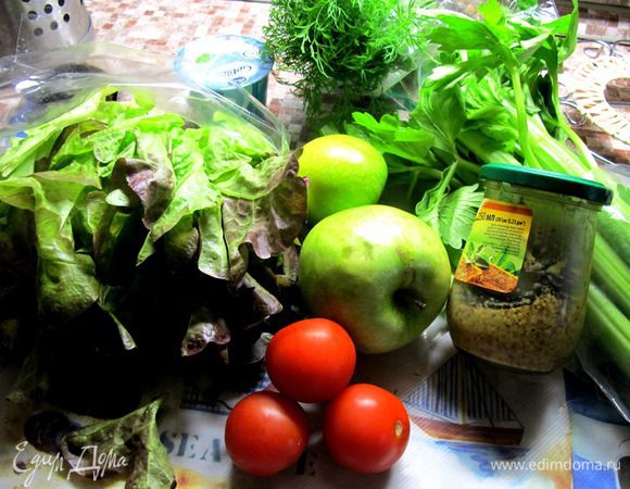 Тем временем моем салат, яблоко,сельдерей.