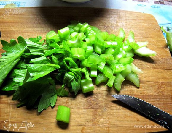 Нарезаем колечками сельдерей.