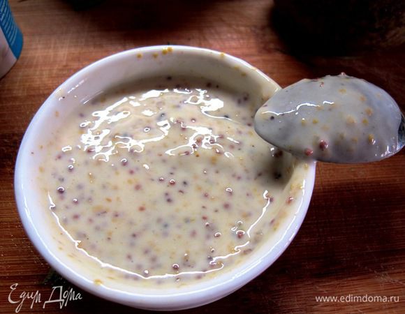 Готовим заправку из йогурта и зерновой дижонской горчицы.