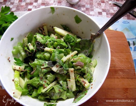 Смешиваем яблоко, сельдерей, нарезанные черешки салата с йогуртовой заправкой.