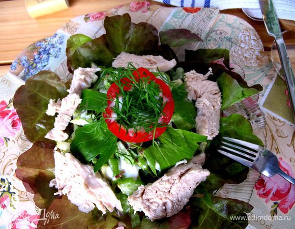 Выкладываем салат на тарелку, сервируем нарезанной куриной грудкой и украшаем черри.