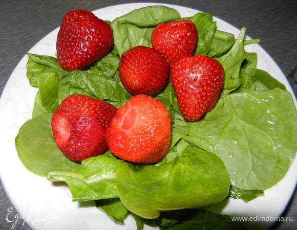 Шпинат и клубнику хорошо промыть. Шпинат можно измельчить, порвав руками на кусочки. Клубнику порезать на 4-6 частей.