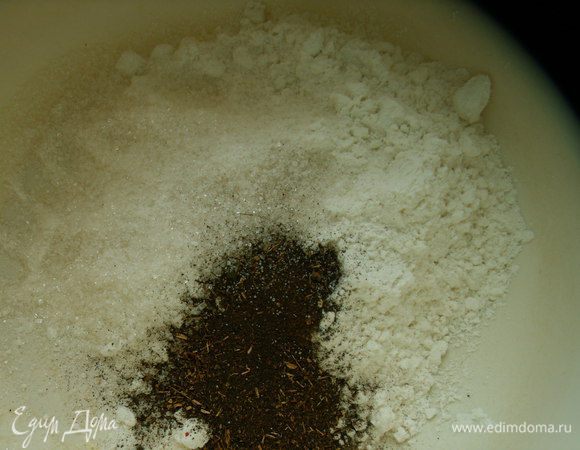  Чай измельчаем в кофемолке в пыль (я брала черный чай с розовым перцем, ройбошом и т.д. 1 ст. ложку с горкой). В большой миске смешиваем муку, 80 г сахара и чай.