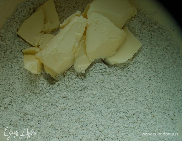  Добавляем масло и руками вымешиваем однородное гладкое тесто.