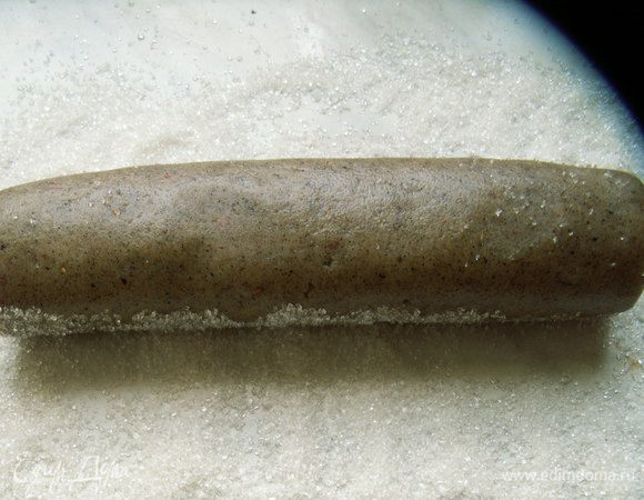  Из теста скатываем колбаску или две.