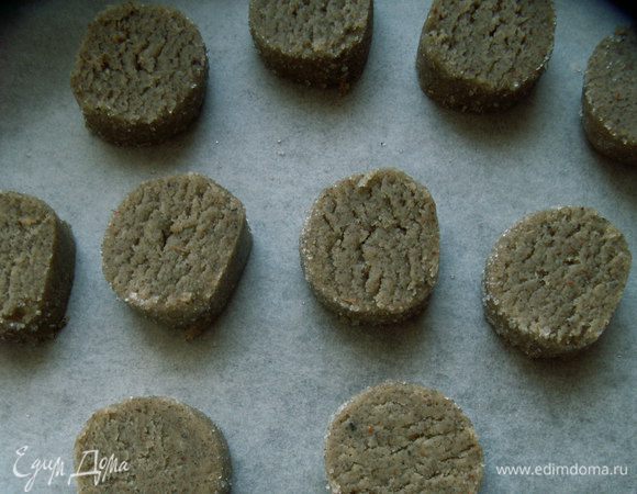  Духовку разогреваем на 180С. Тесто разрезаем на кусочки толщиной около 1,5 см. Выкладываем печенье на противень, застеленный пергаментной бумагой. Выпекаем около 15 минут. Готовому печенью дать полностью остыть. У меня получились 22 печенюшки. BON APPETIT!