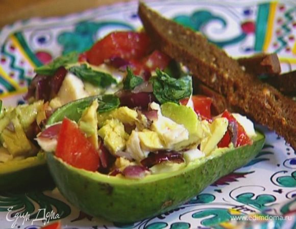 Заполнить «скорлупки» из авокадо получившейся начинкой, украсить листьями базилика и подавать с поджаренным хлебом.