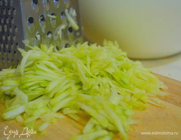 Кабачок натереть на крупной терке (если он совсем молодой то можно и не чистить)